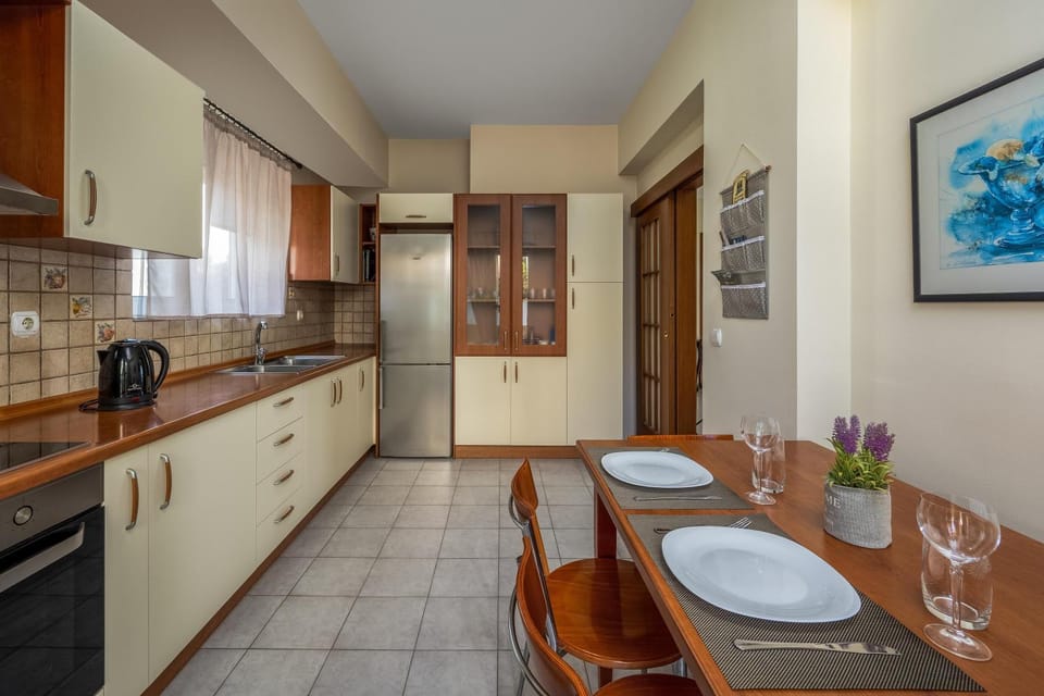 Kitchen or kitchenette, Dining area, stove