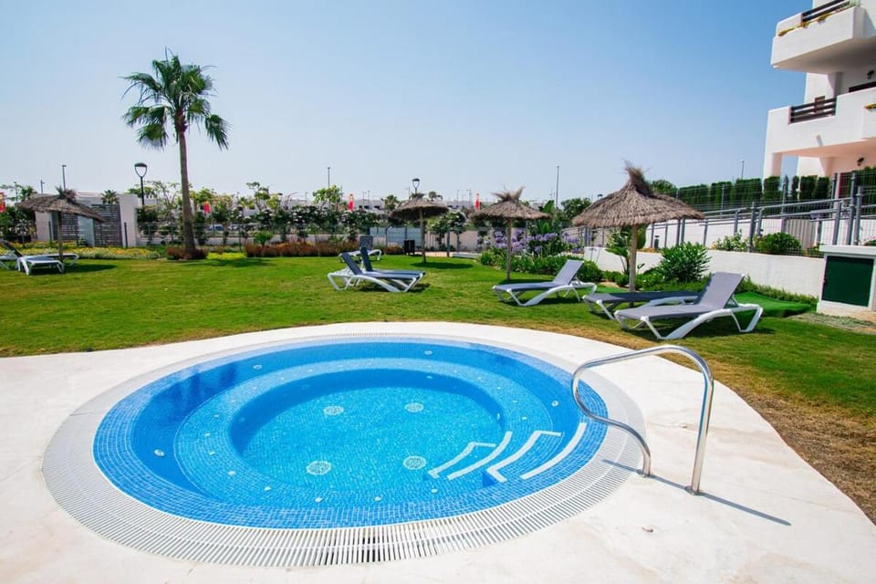 Day, Hot Tub, Swimming pool, sunbed