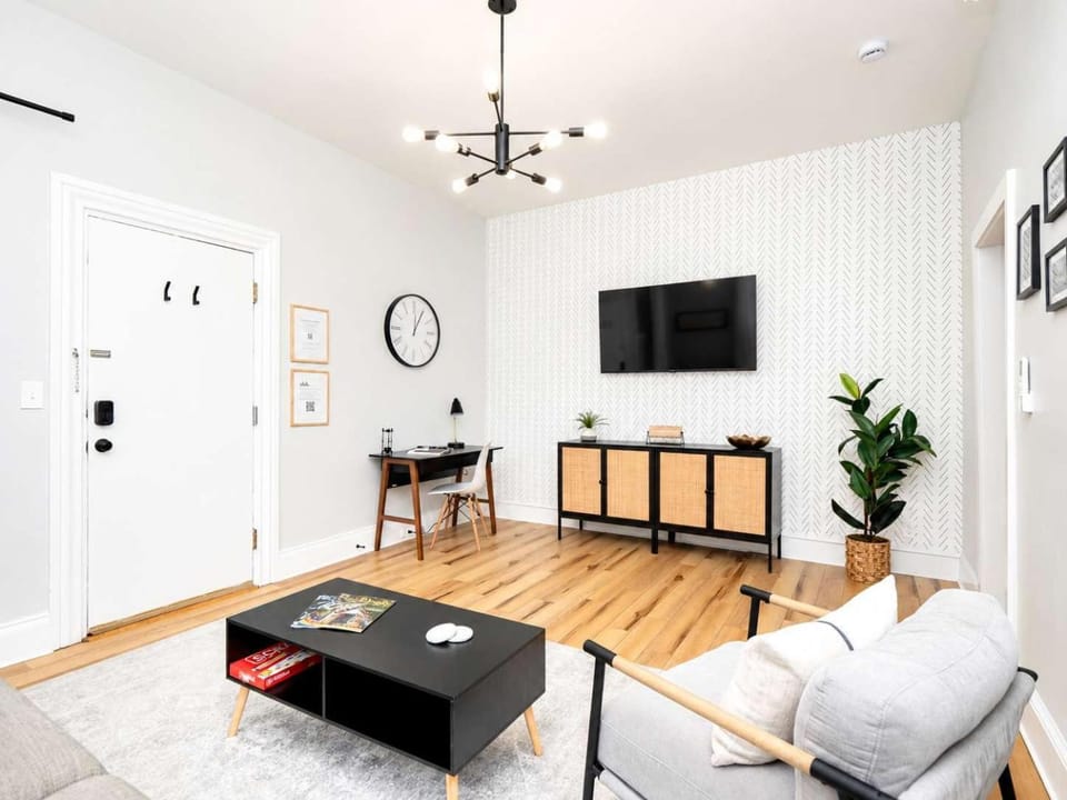 Jennifer's Stylish & Modern Broadway Getaway Apartment in Providence