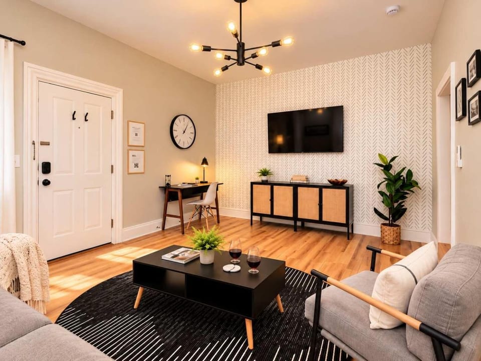 Jennifer's Stylish & Modern Broadway Getaway Apartment in Providence