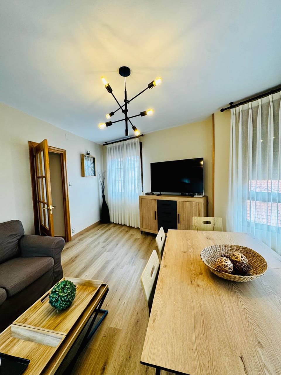 TV and multimedia, Living room, Seating area, Dining area