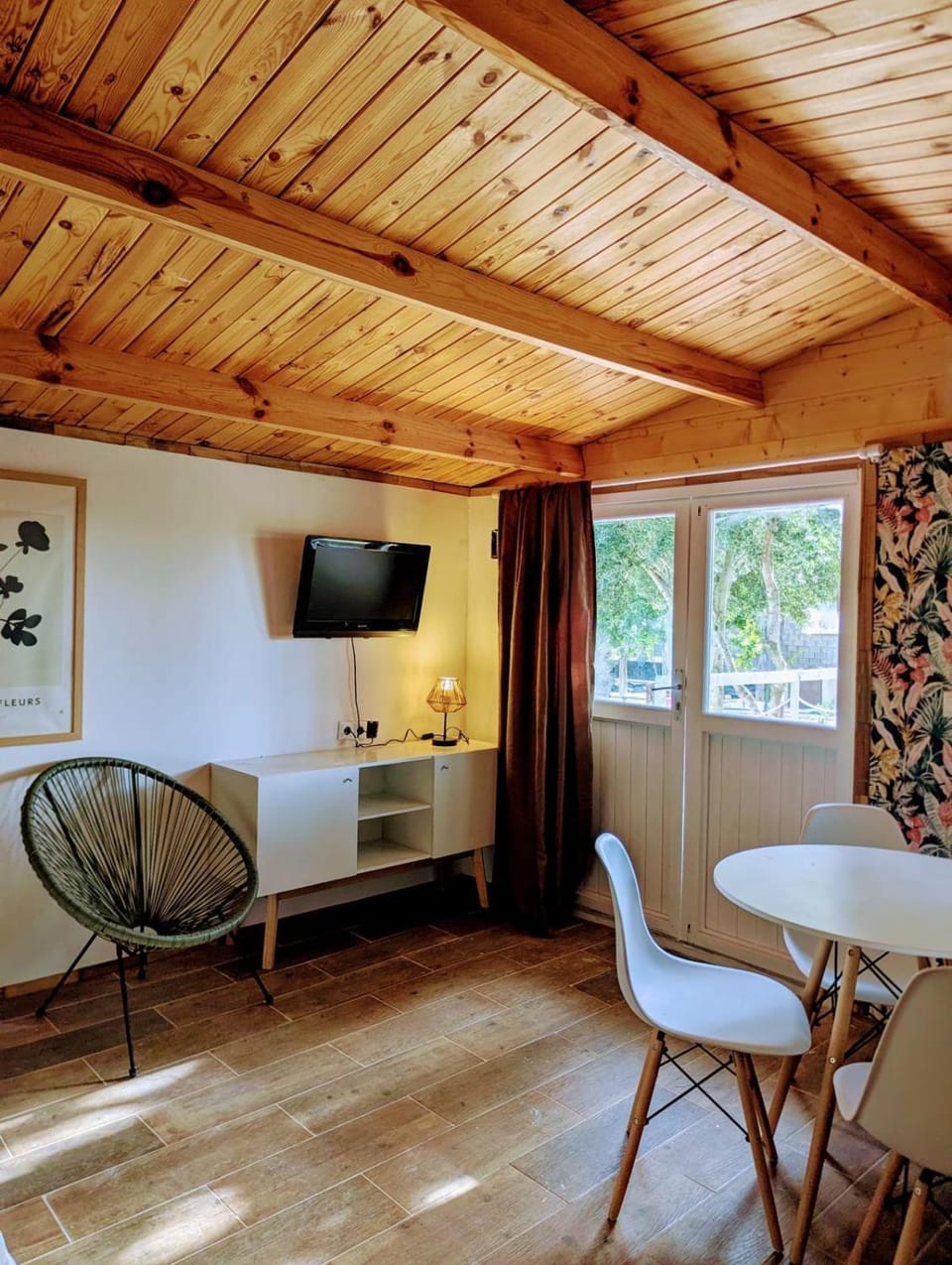 Communal lounge/ TV room, TV and multimedia, Living room, Seating area, Dining area, Evening entertainment