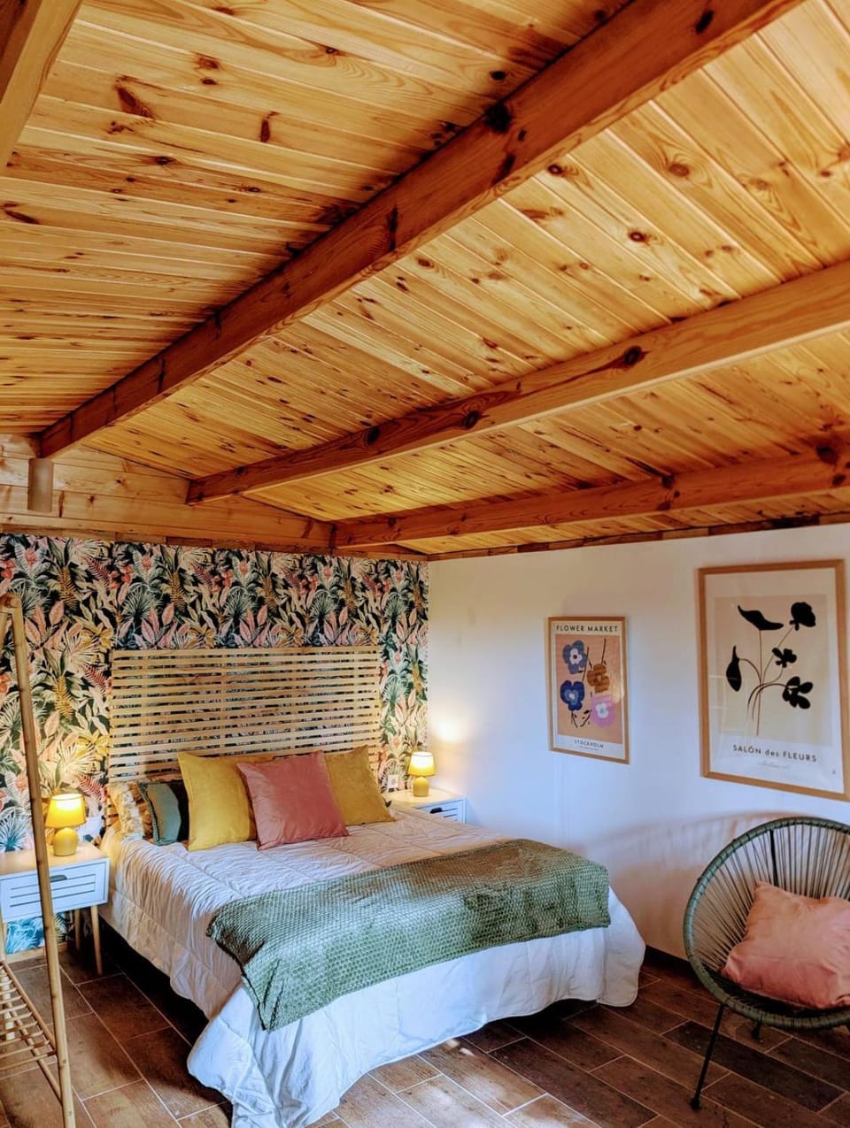 Bed, Photo of the whole room, Bedroom