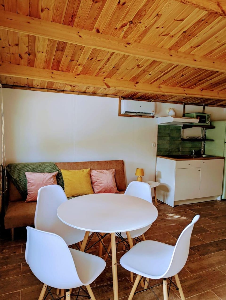 Kitchen or kitchenette, Living room, Seating area, Dining area, air conditioner