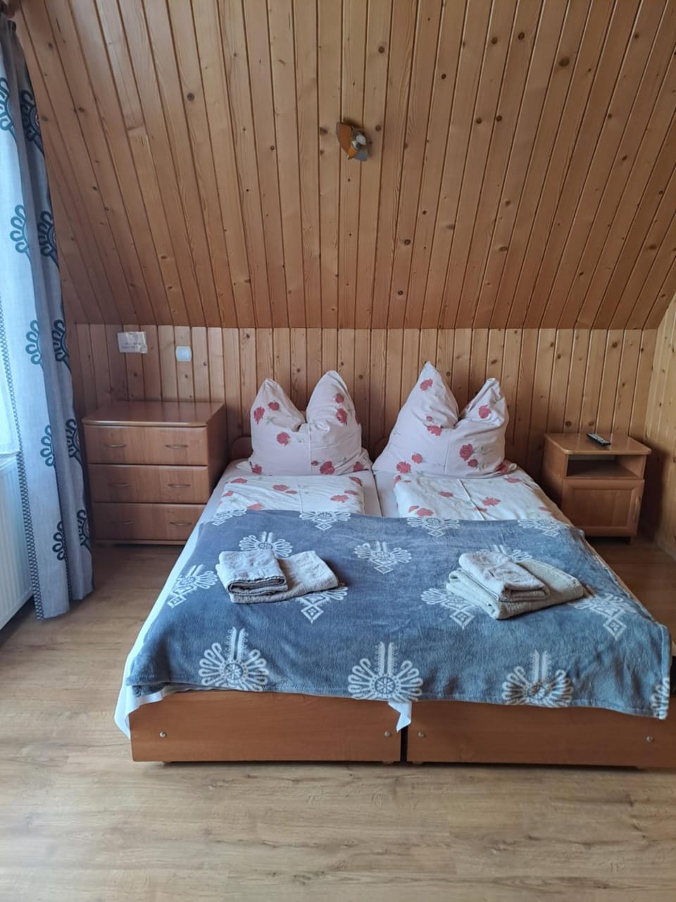 Bed, Photo of the whole room, towels