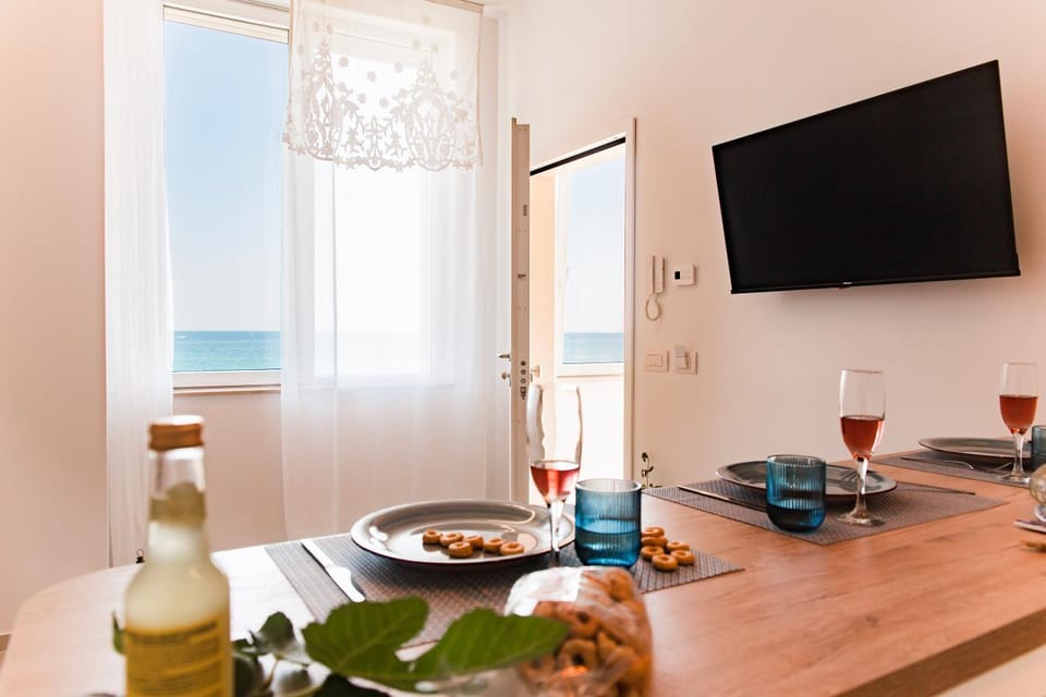 TV and multimedia, Dining area, Sea view