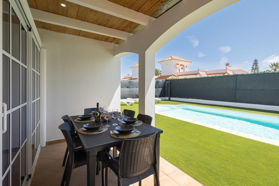 Home2Book Luxury Villa Escape, Private Pool & BBQ Villa in Maxorata