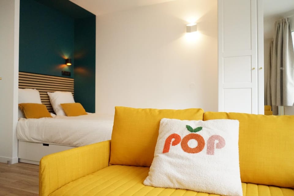 Bed, Living room, Photo of the whole room, Bedroom