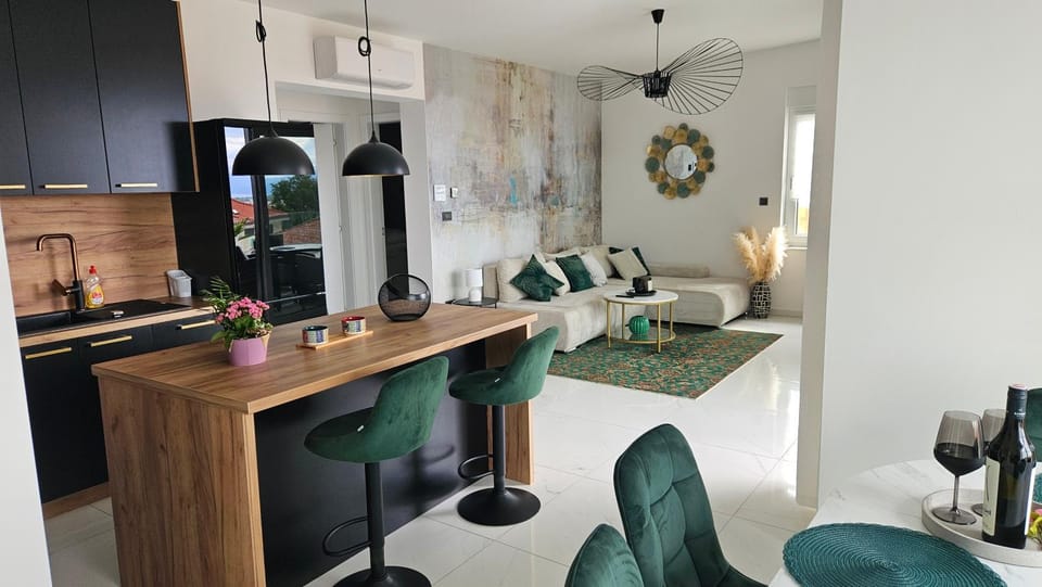 Kitchen or kitchenette, Living room, Seating area, Dining area