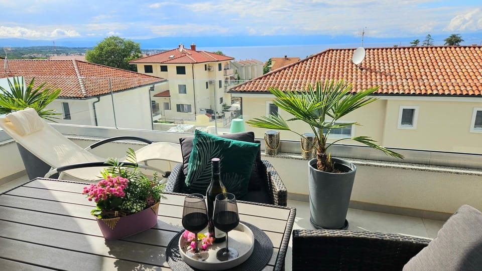 Day, Natural landscape, View (from property/room), Balcony/Terrace, Seating area, Dining area, Sea view