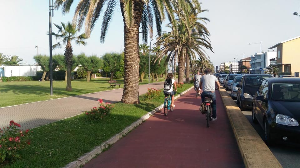 Nearby landmark, Restaurant/places to eat, Beach, Shopping Area