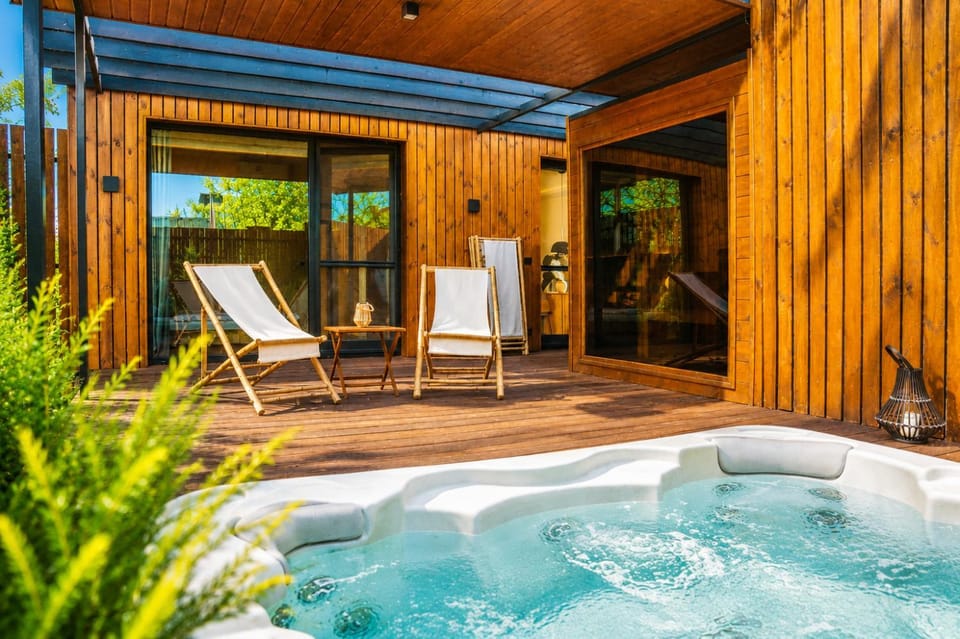 Patio, Day, Natural landscape, Hot Tub, Pool view, Swimming pool, sunbed