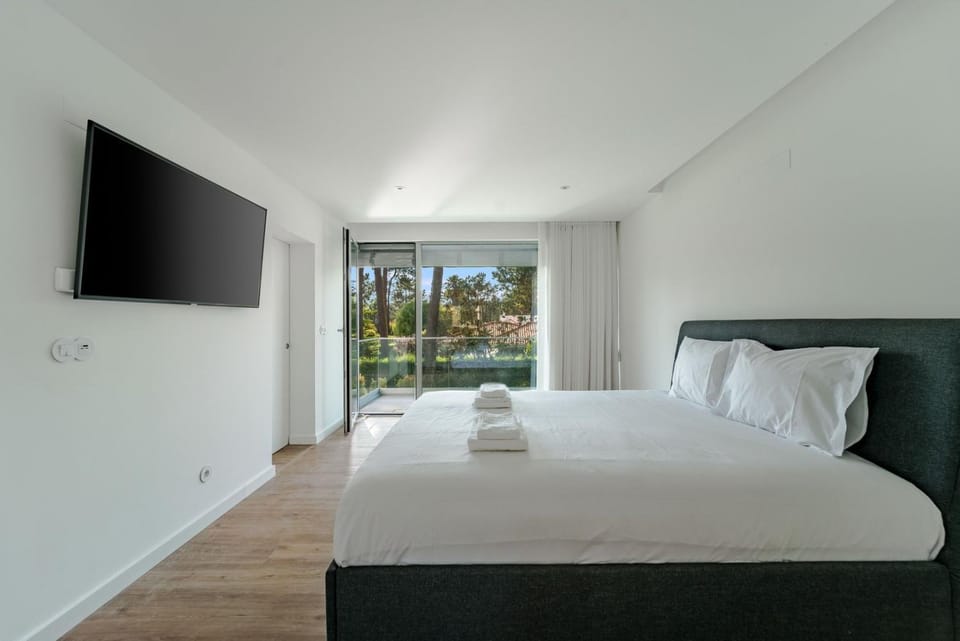 Luxury 4BR Villa w/ Pool & Cinema Golf | By Airnest Villa in Setubal District
