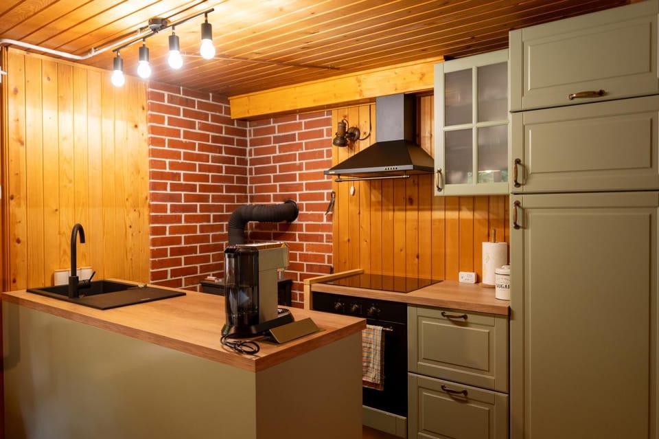 Kitchen or kitchenette, pet friendly, stove, kitchen