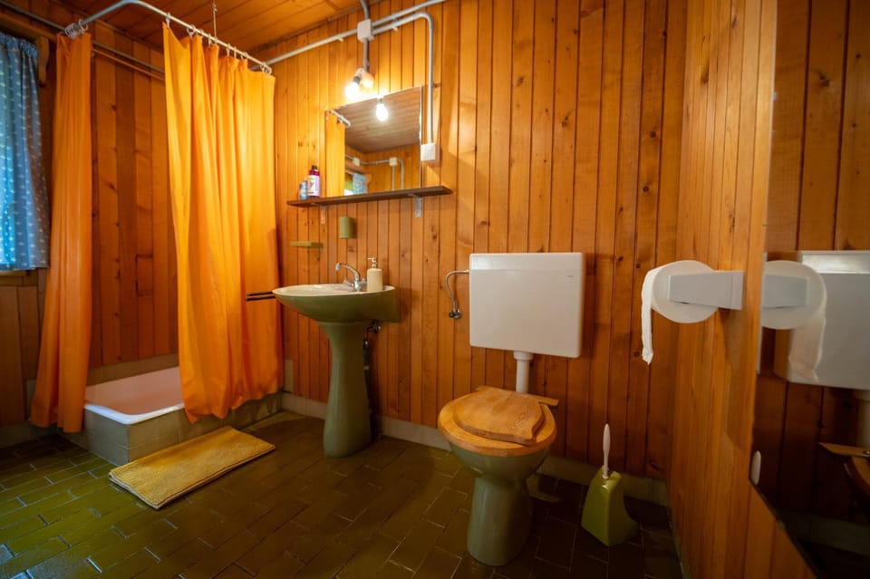 Toilet, Bathroom, Decorative detail, towels