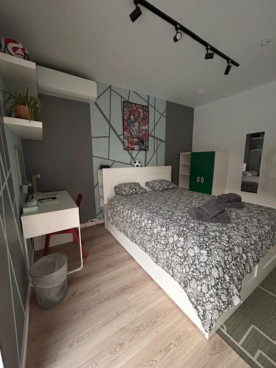 Bed, Photo of the whole room, towels