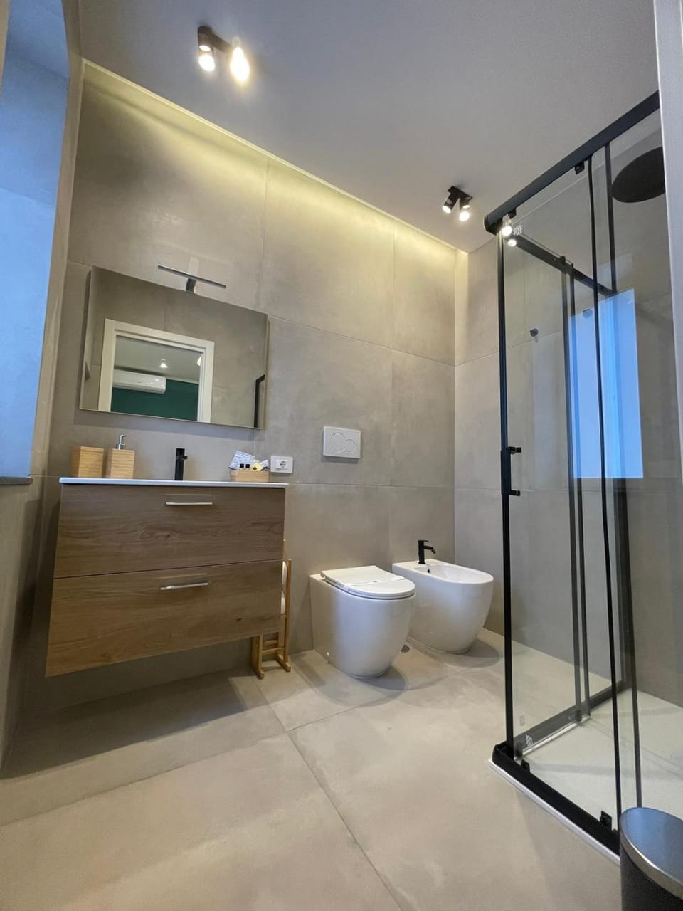 Shower, Toilet, Bathroom, bidet, towels
