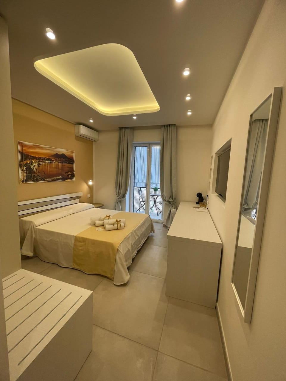 Bed, TV and multimedia, Photo of the whole room, Bedroom, towels