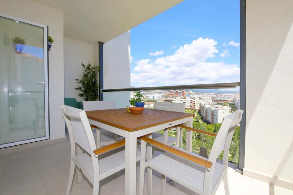 View (from property/room), Balcony/Terrace, Balcony/Terrace, Dining area, City view