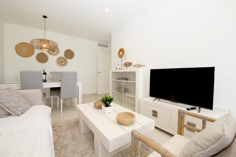 TV and multimedia, Living room, Seating area, Dining area