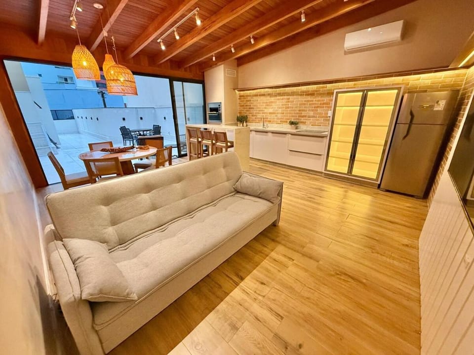 Apê Bossa Nova · Apê Bossa Nova|200m do mar|Espaço Gourmet|2churras Apartment in Camboriú