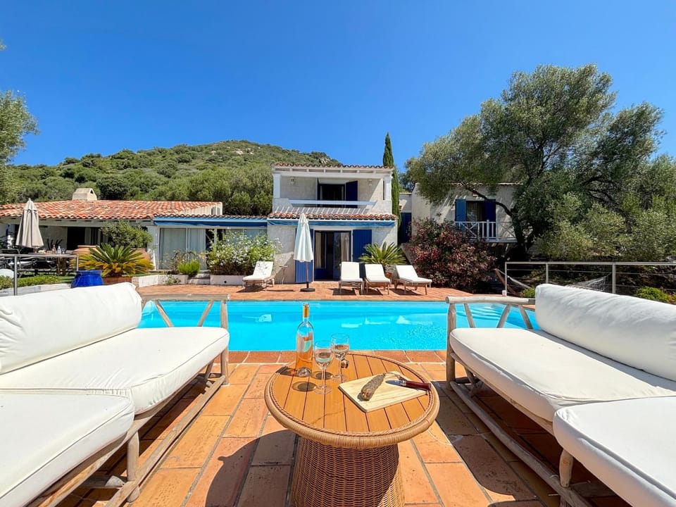 Patio, Day, Natural landscape, Swimming pool, sunbed