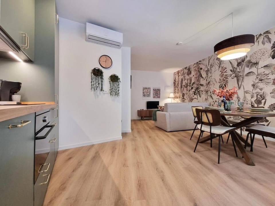 Restaurant/places to eat, Kitchen or kitchenette, Living room, Seating area, Dining area, Parking, dishwasher, heating, oven, washing machine, air conditioner