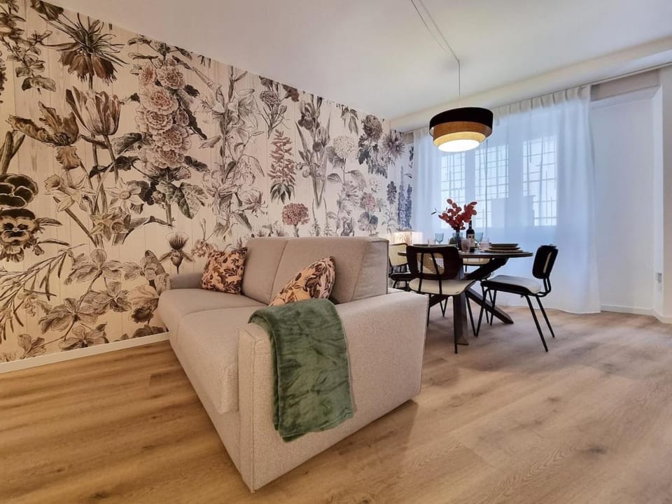 Coffee/tea facilities, Living room, Seating area, Dining area, Parking, hair dresser, internet, air conditioner