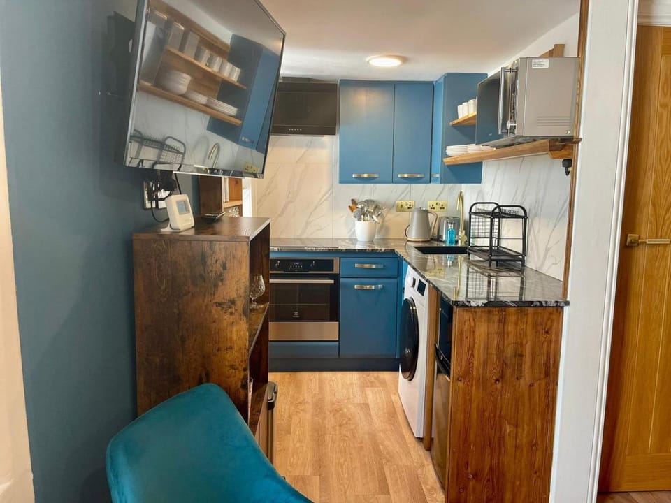 TV and multimedia, Coffee/tea facilities, Kitchen or kitchenette, microwave, oven, stove, toaster, washing machine
