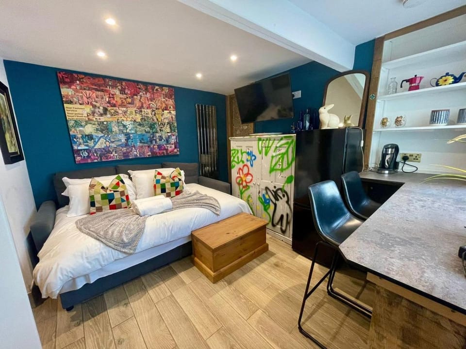 Bed, TV and multimedia, Seating area, storage