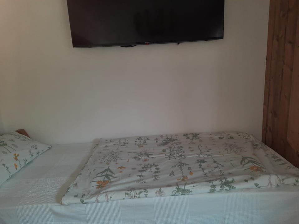 Bed, TV and multimedia, Bedroom