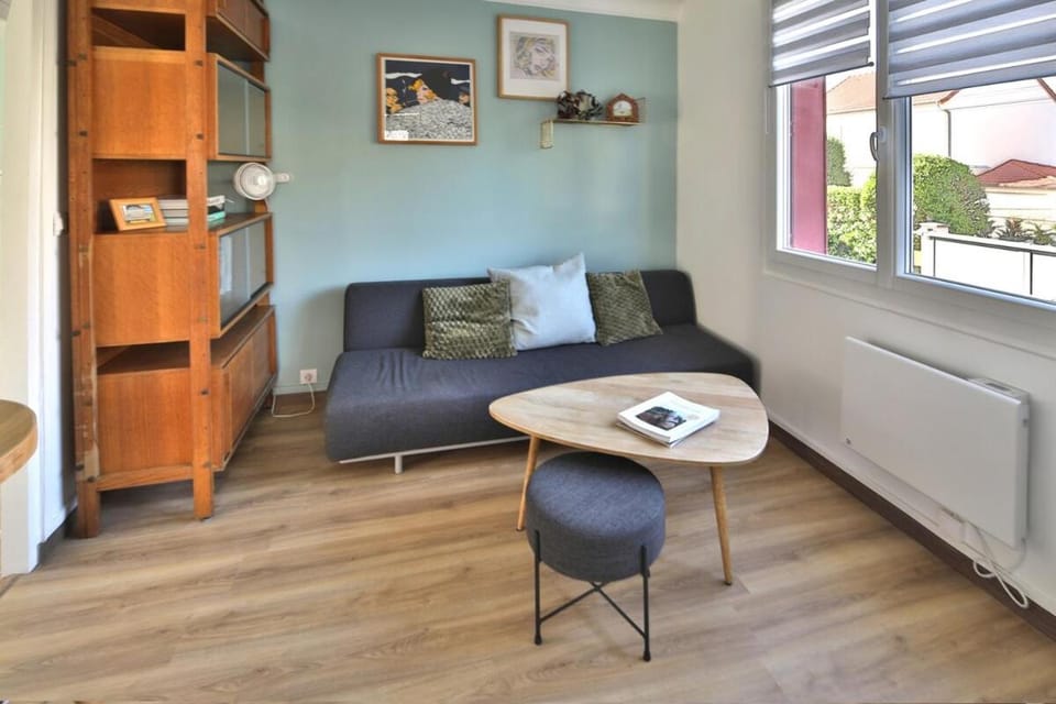 A cozy hideaway just 20 minutes from Paris Apartment in Sartrouville