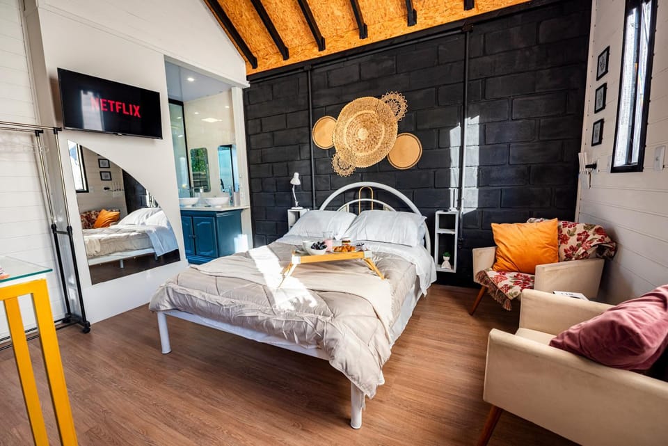 Bed, Photo of the whole room, Seating area, Bedroom