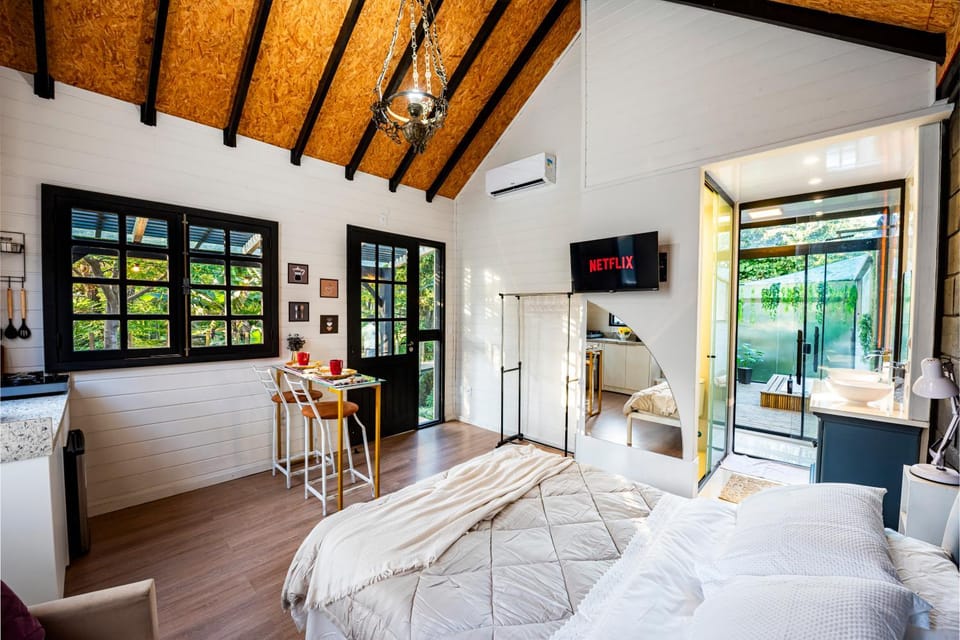 Bed, TV and multimedia, Seating area, Bedroom