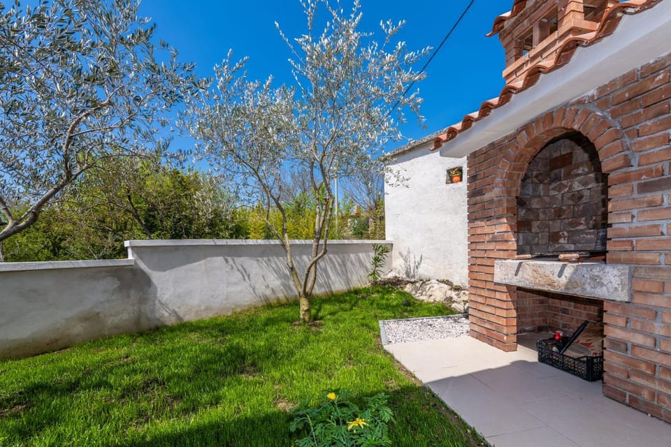 Property building, Day, Garden, Garden view
