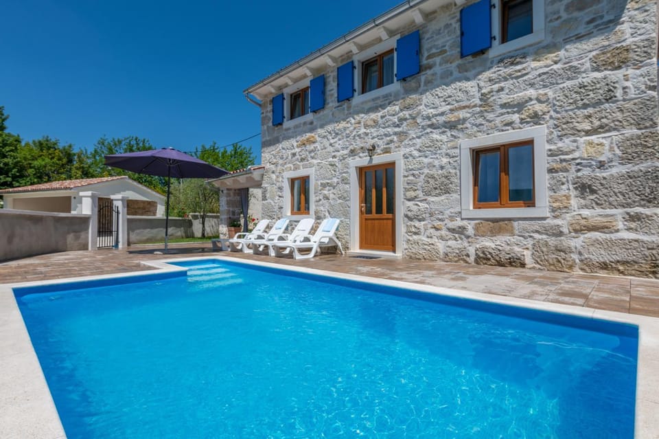Property building, Patio, Day, Swimming pool, sunbed