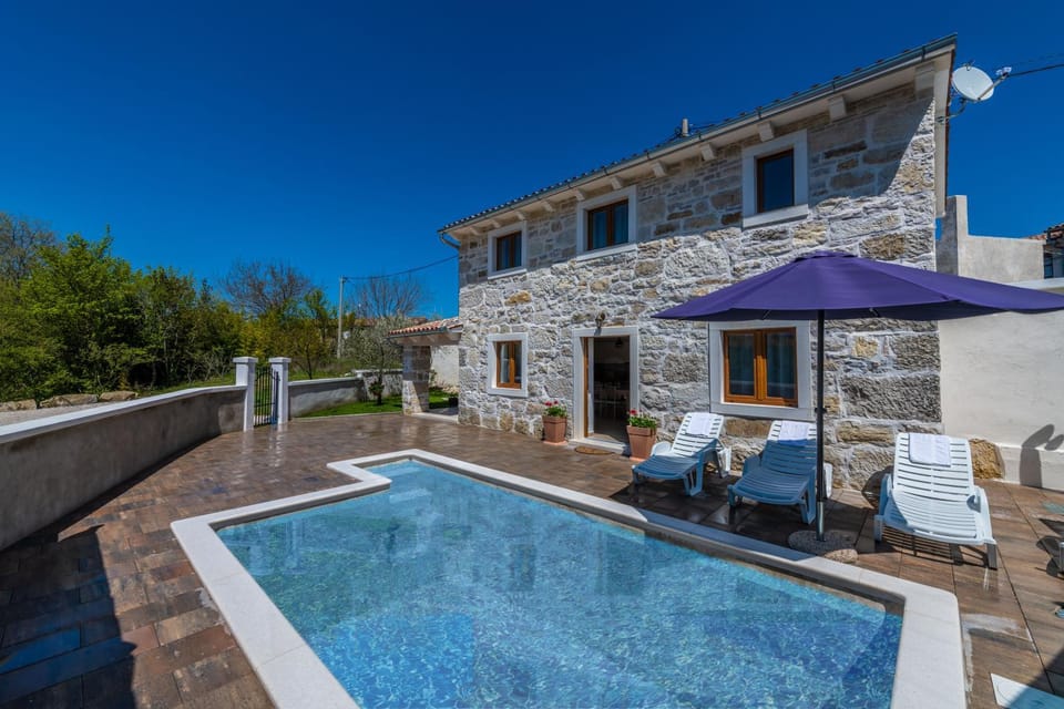 Property building, Patio, Day, Pool view, Swimming pool, sunbed