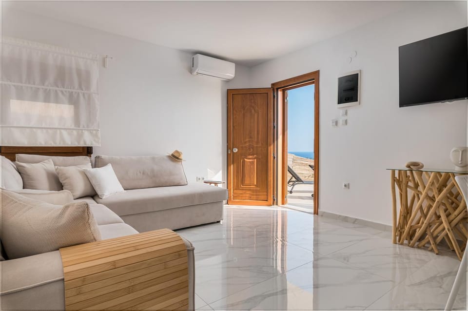 TV and multimedia, Living room, Photo of the whole room, Seating area, Evening entertainment, air conditioner
