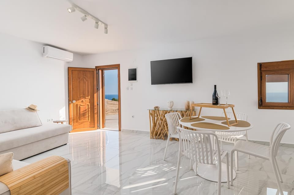 Communal lounge/ TV room, TV and multimedia, Living room, Seating area, Dining area, Evening entertainment