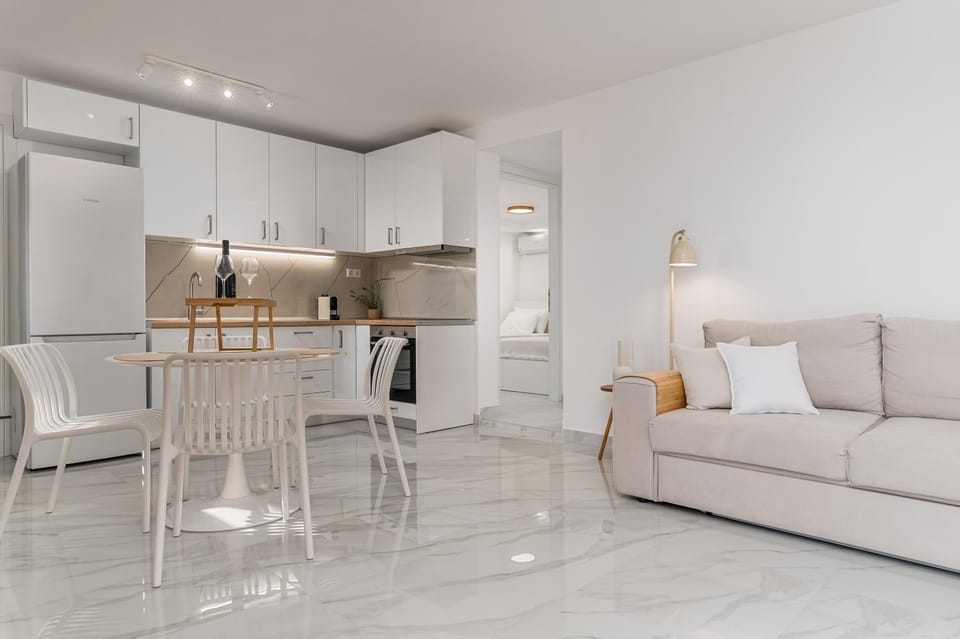 Kitchen or kitchenette, Seating area, oven, stove