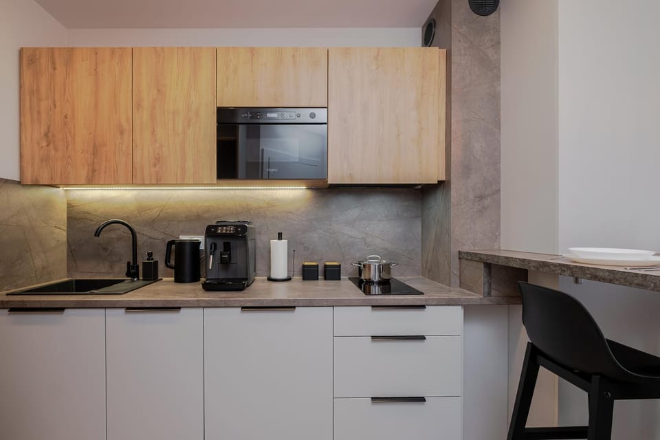 Coffee/tea facilities, Kitchen or kitchenette, stove