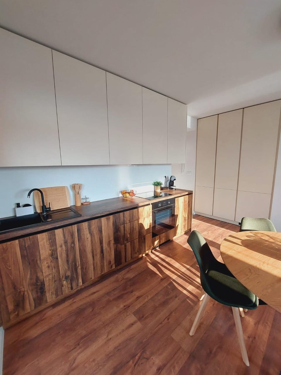 Kitchen or kitchenette, Dining area, stove