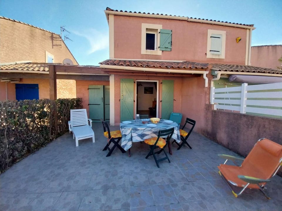 Property building, Patio, Balcony/Terrace, Dining area, sunbed