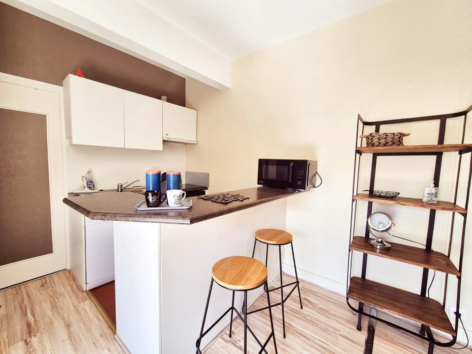 Coffee/tea facilities, Kitchen or kitchenette, oven, stove