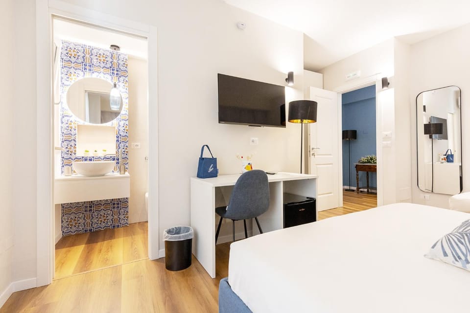 Bed, TV and multimedia, Photo of the whole room, Bedroom, wardrobe