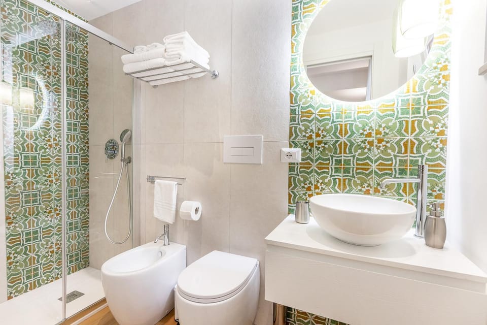 Shower, Toilet, Bathroom, bidet, towels