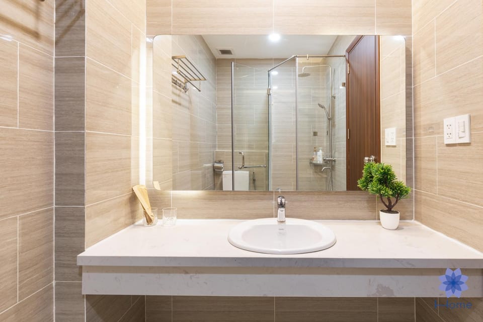 Shower, Toilet, towels