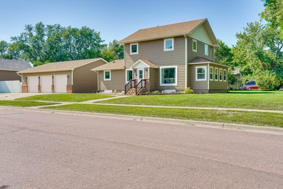 15 Mi to Downtown Sioux Falls: Gem w/ Yard! House in South Dakota