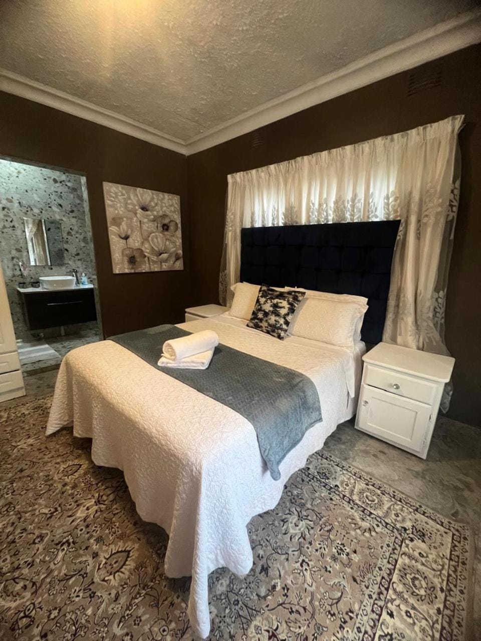 Photo of the whole room, Bedroom