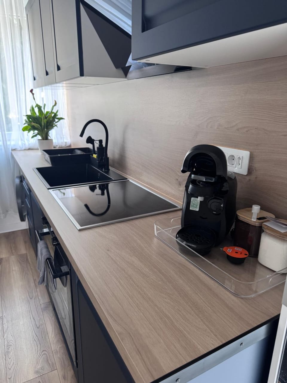 Coffee/tea facilities, Kitchen or kitchenette, stove